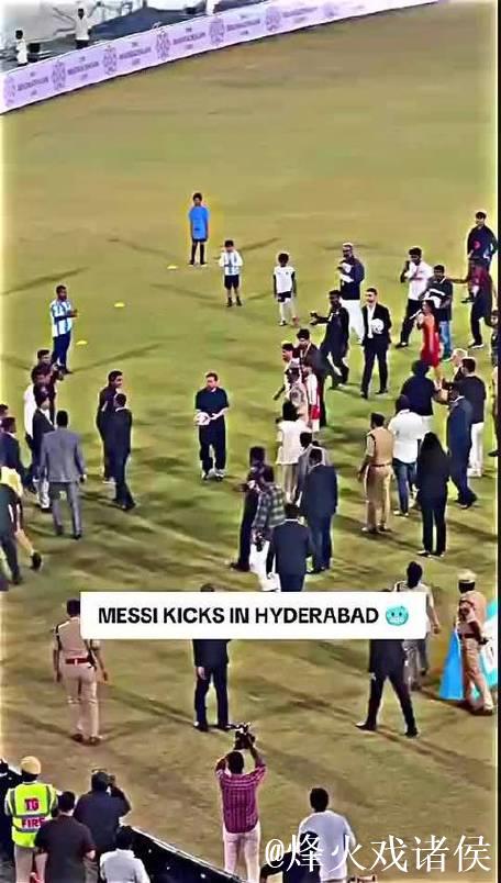 梅西凌空爆射踢向高层看台,皮球弹回低层看台 梅西凌空爆射踢向高层看台,皮球弹回低层看台