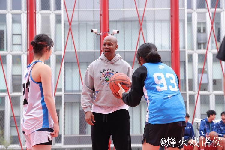 香港屋邨篮球青年访京 名宿马布里现场暖心指导 香港屋邨篮球青年访京 名宿马布里现场暖心指导